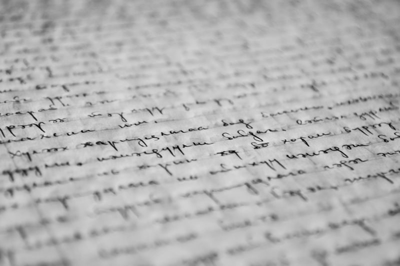 Primer plano de letras tipográficas impresas sobre papel
